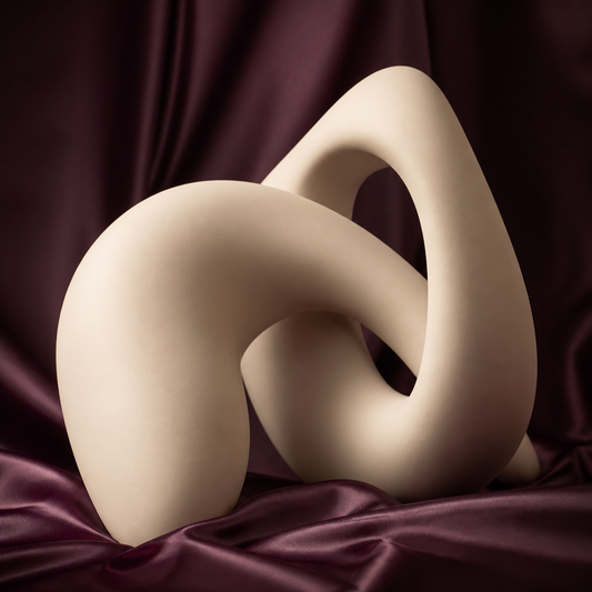 Grand objet sculptural mat et lisse sur soie prune, abstrait à l'échelle dramatique - Everymiss