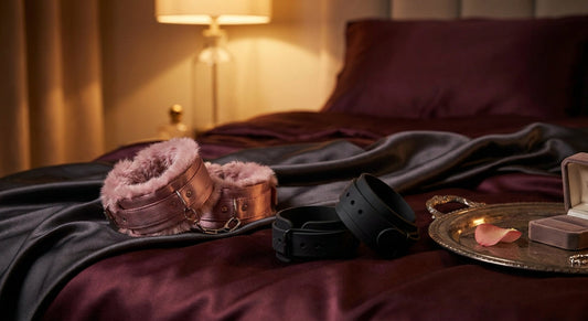 Menottes érotiques en fourrure rose et silicone noir sur draps satin, guide pour bien choisir