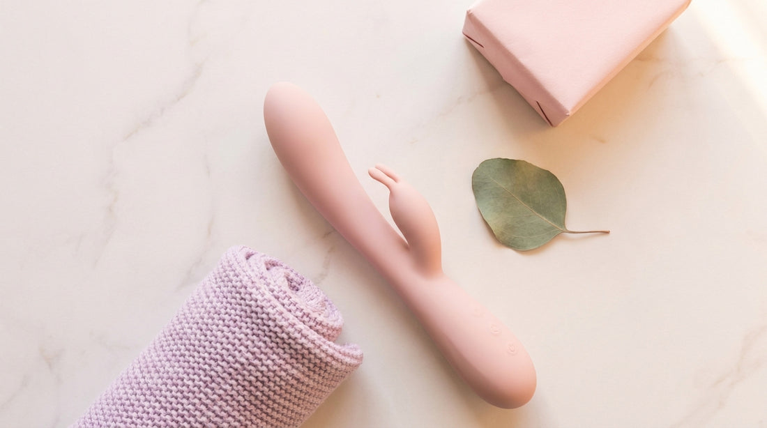 Premier sextoy pour débuter : scène lifestyle douce et discrète