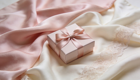 Culotte vibrante télécommandée discrète posée sur du satin, ambiance boudoir élégante