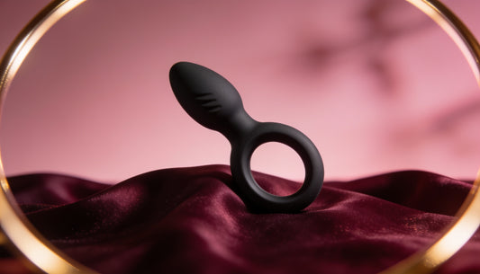 Cockring vibrant en silicone posé sur un tissu satin, guide d'achat Everymiss