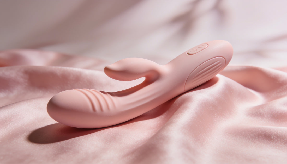 Stimulateur langue rose posé sur un tissu en soie, photo produit élégante