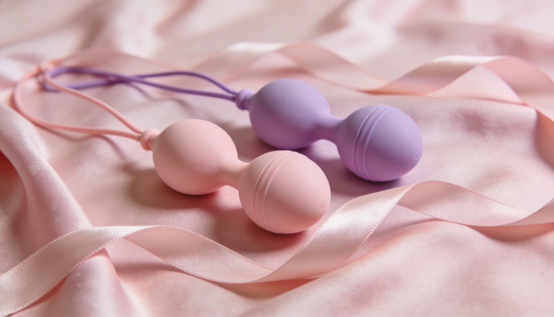 Boules de Kegel en silicone rose posées sur un tissu satiné, guide Everymiss