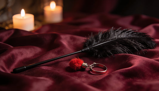 Plumeau et accessoires sensoriels à plumes sur tissu satiné, guide Everymiss