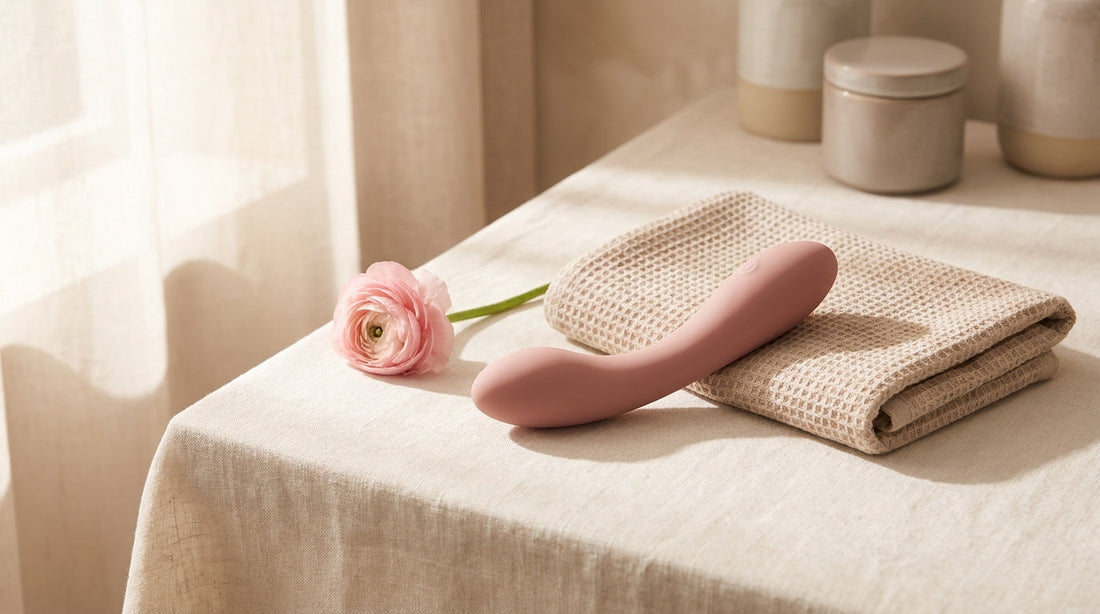 Vibromasseur point G en silicone rose sur lin crème, ambiance wellness premium