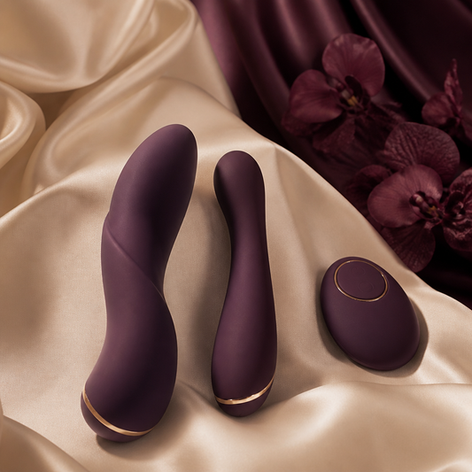 Deux objets mats et une petite télécommande sur soie crème, vibromasseurs télécommandés pour couples - Everymiss